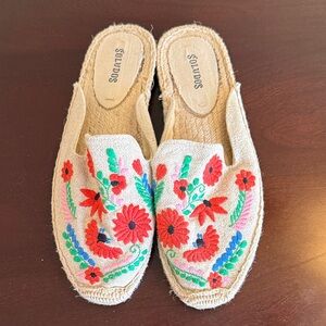Soludos Natural Embroidered Slip-On Mules with Red Floral, women’s size 7.